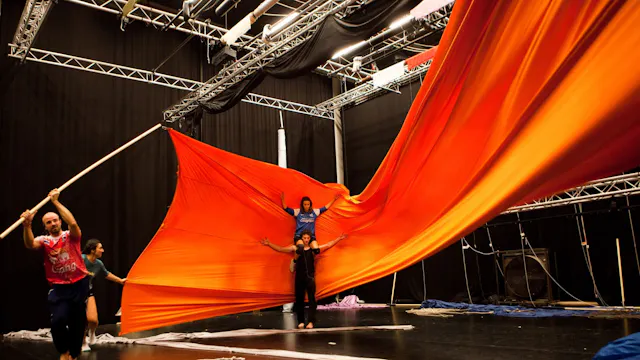 INHALE DELIRIUM EXHALE - Miet Warlop