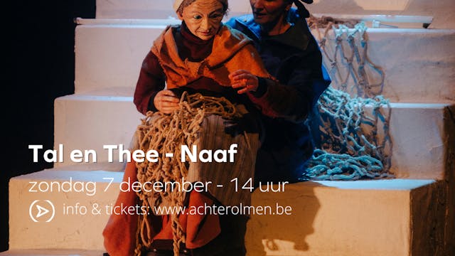 Vrouw met poppen op trappen