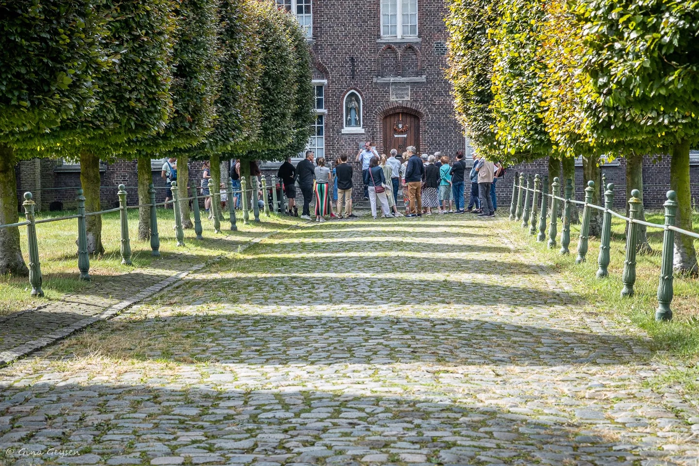 Groep met gids voor het Groothuis in het begijnhof