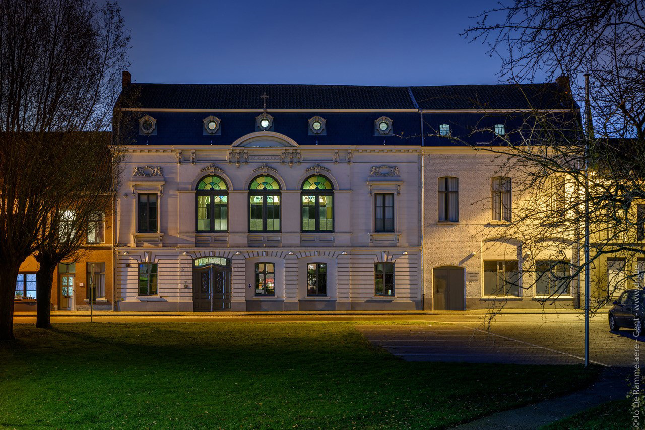 foto van de voorgevel van CC Meulestede