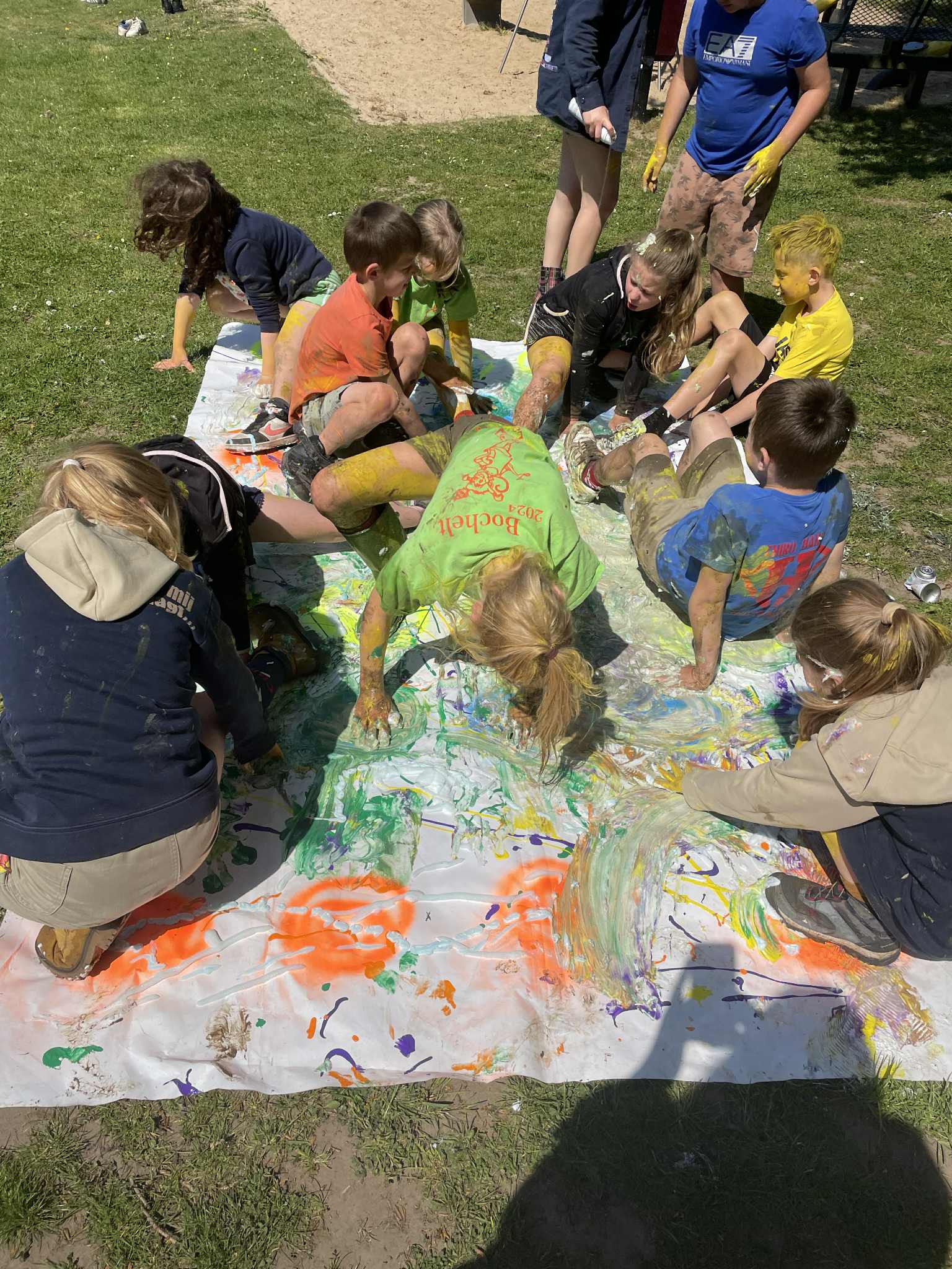 Als voorbeeld heb ik hier een vuil spel op een zeil. De kinderen speelden twister met verf, bloem,... 
