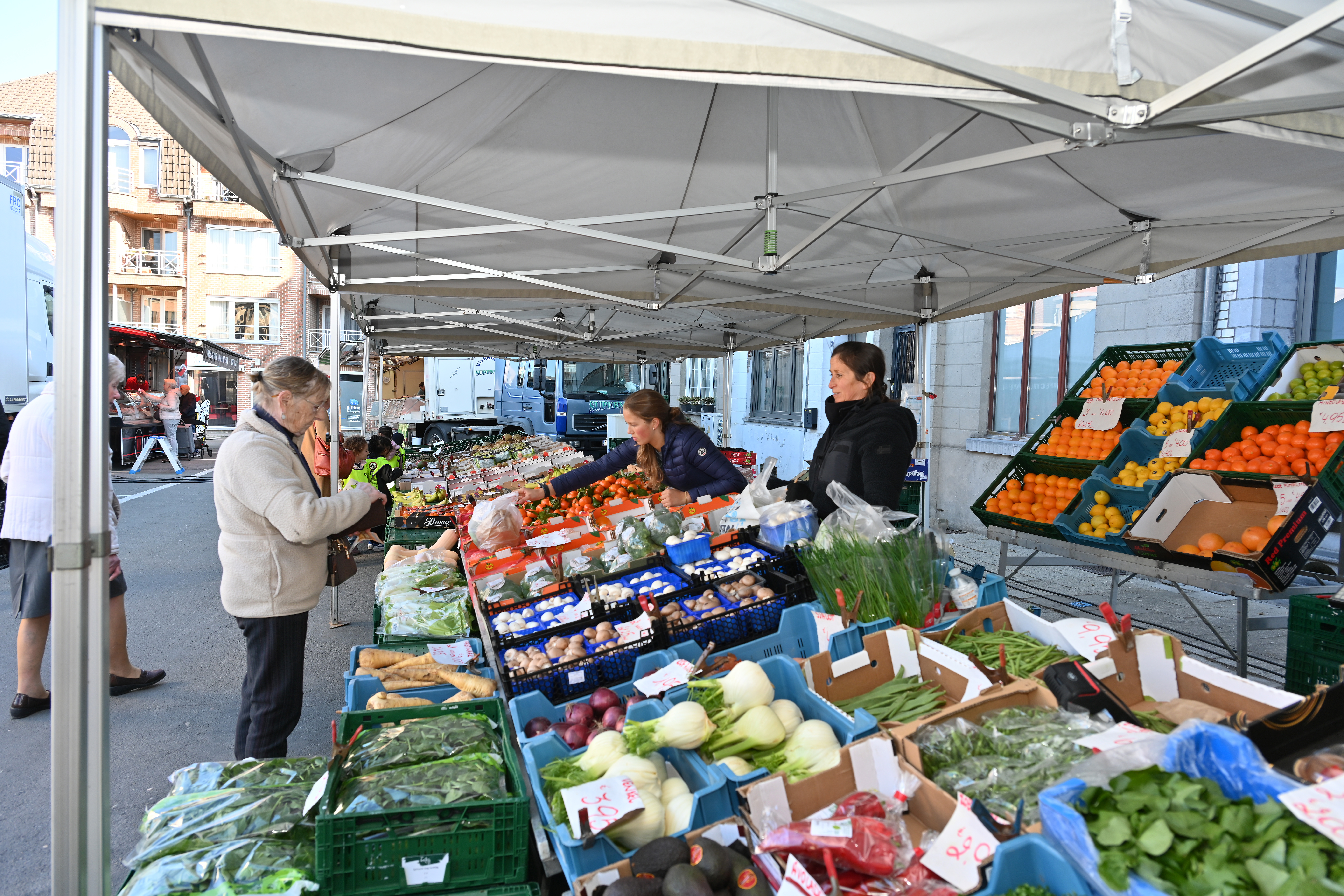 Lokale donderdagmarkt Landen