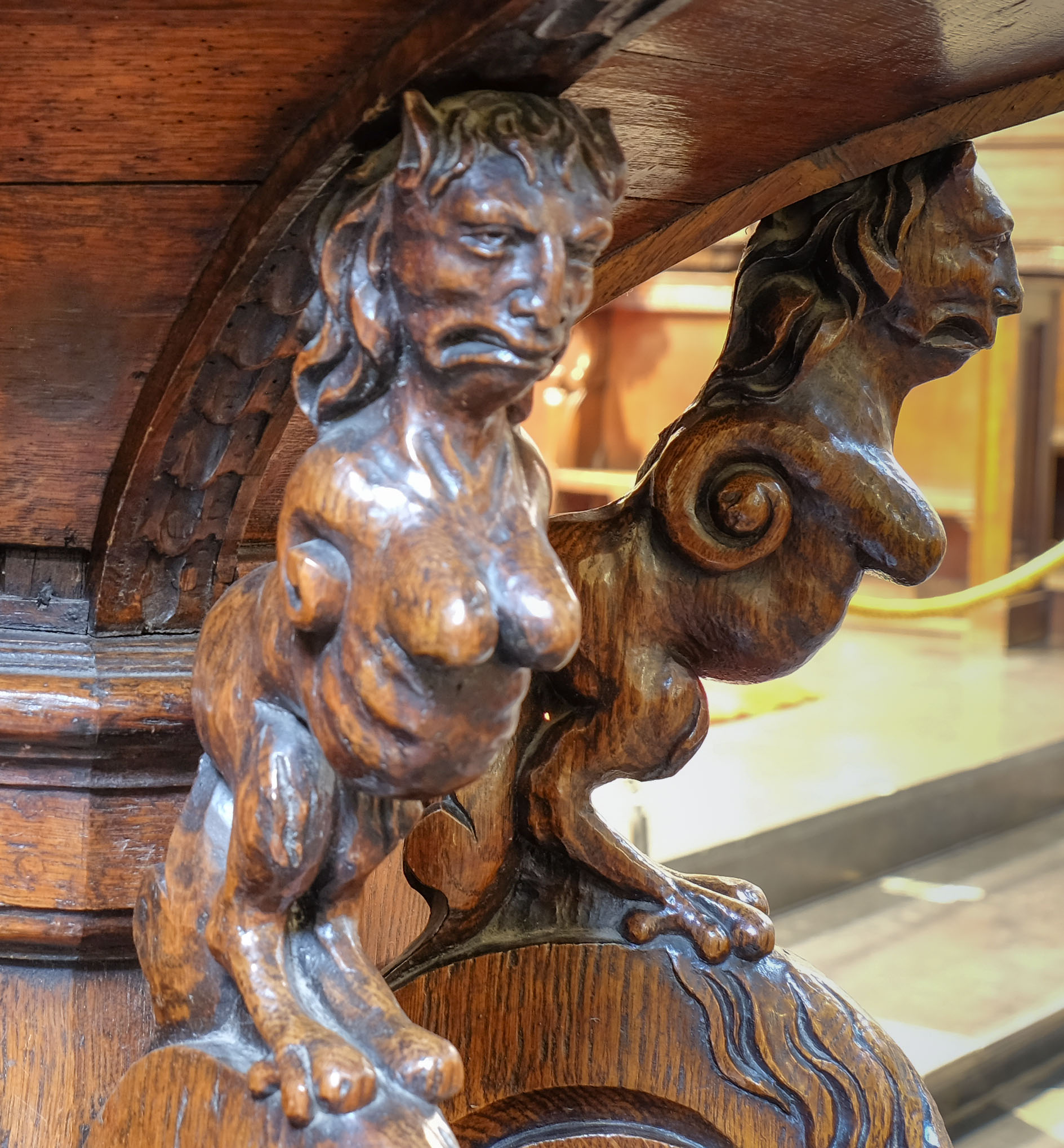 merkwaardige wezens ondersteunen  de preekstoel