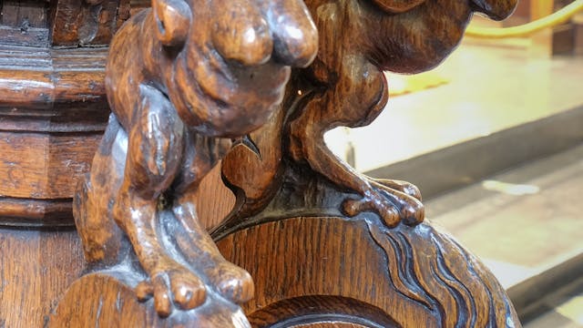 merkwaardige wezens ondersteunen de preekstoel