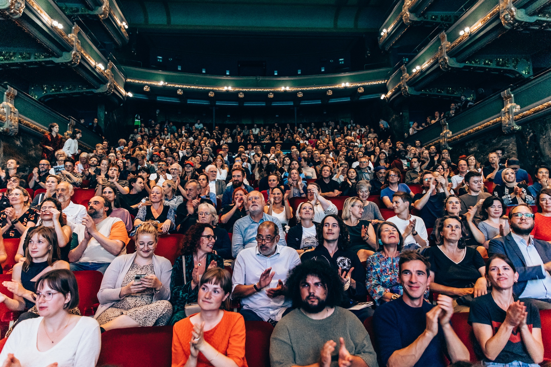 Volle zaal in Kunstencentrum VIERNULVIER tijdens het TheaterFestival