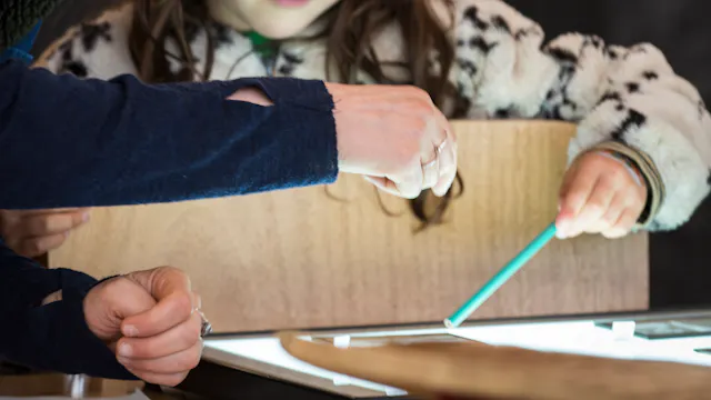 Kind op zoek in de collectie