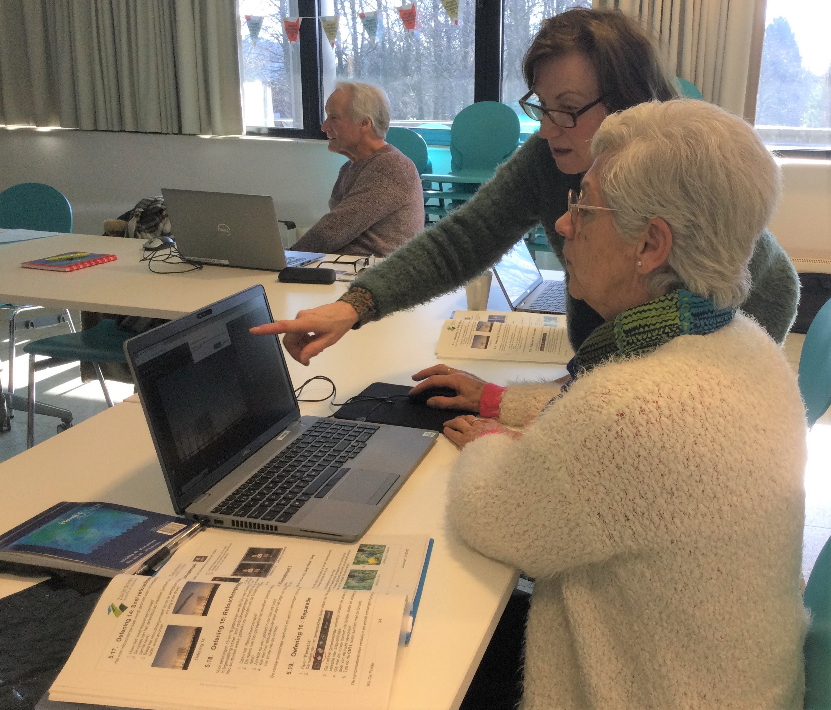 Ondersteuner helpt bij de computerles