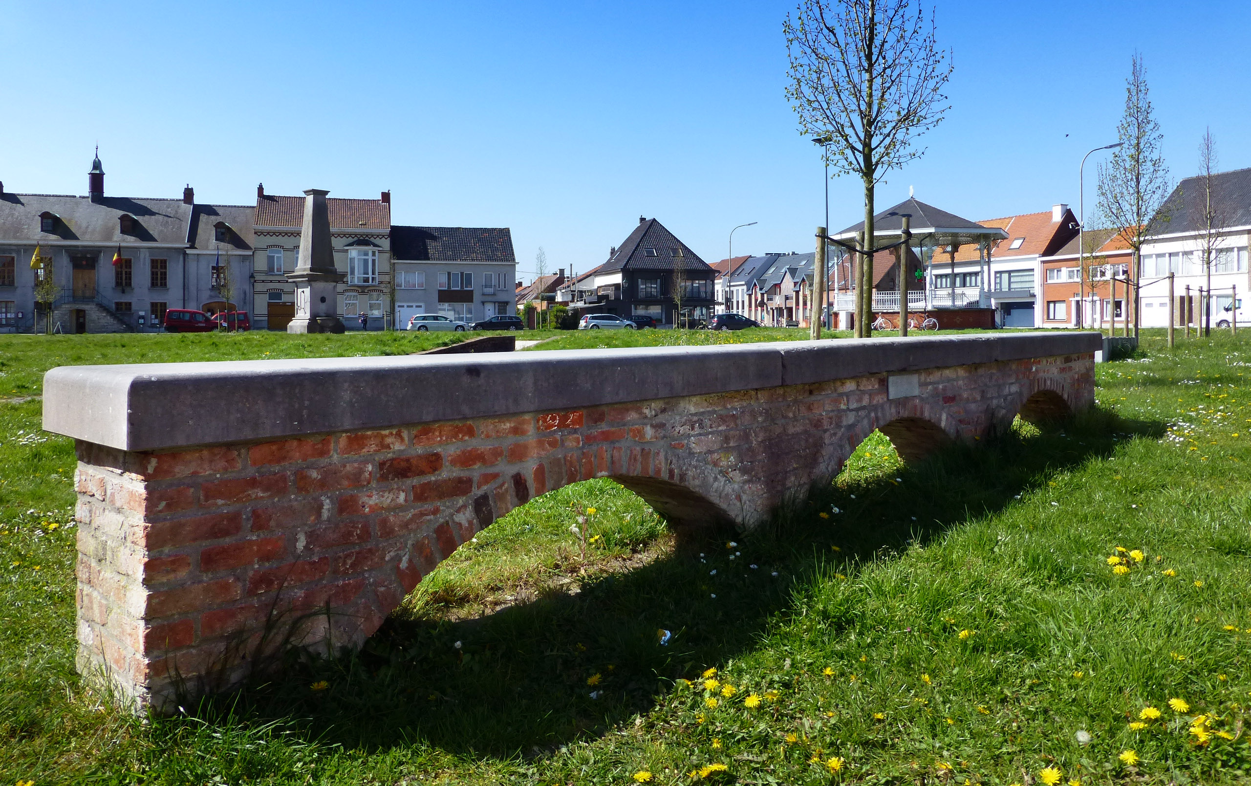 Stee met kiosk, pomp en boterbank