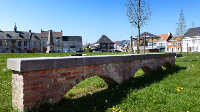 Stee met kiosk, pomp en boterbank