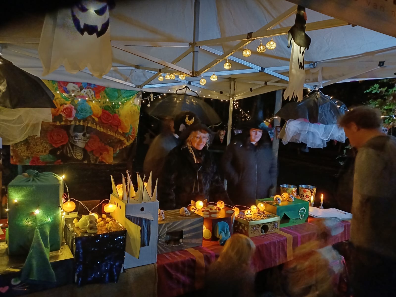 Heksen tijdens halloweentocht
