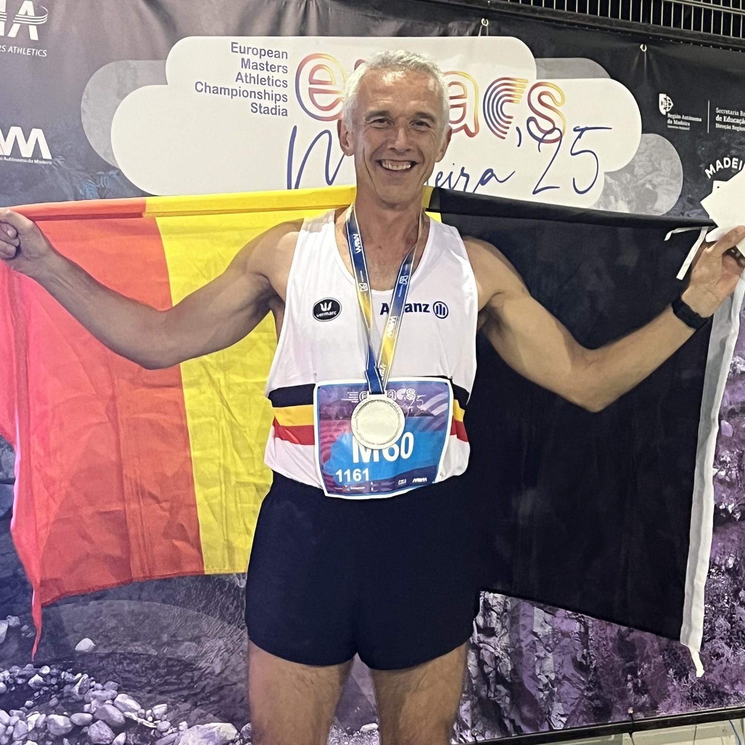 De Lokerse Erwin Thibau veroverde in 2025 nog zilver op het WK en is Belgisch recordhouder op meerdere sprintnummers!