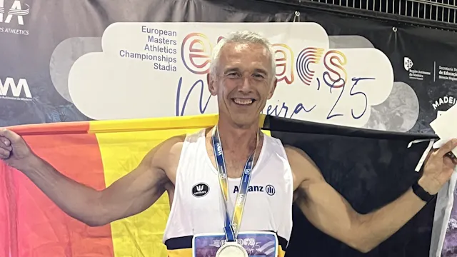 De Lokerse Erwin Thibau veroverde in 2025 nog zilver op het WK en is Belgisch recordhouder op meerdere sprintnummers!