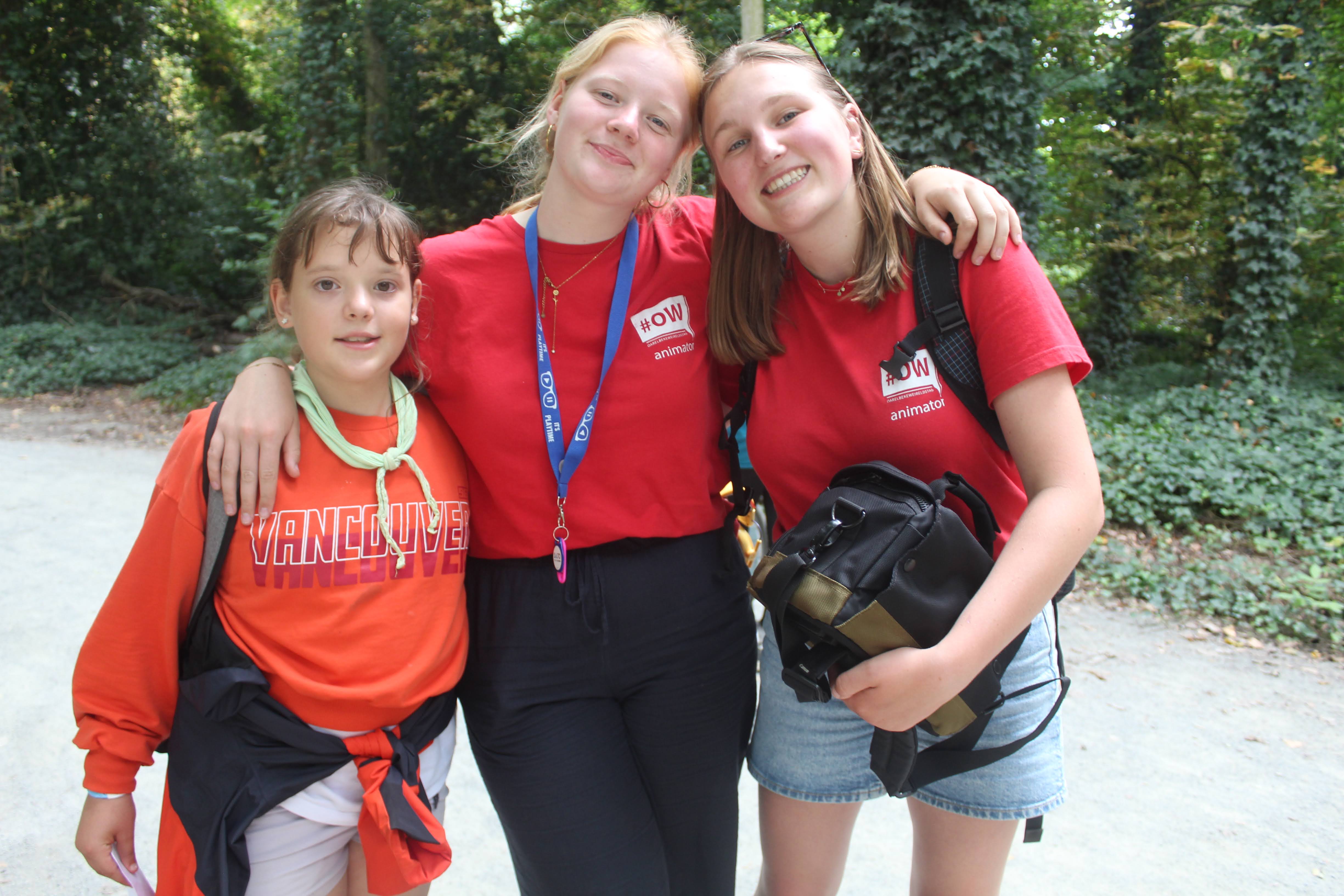 STAP JE MEE IN EEN WERELD VOL ZACHTE WOLKEN, STERREN EN GEKKE DROOMFIGUREN? WE VLIEGEN OP BEDDEN DOOR DE LUCHT, WANDELEN TUSSEN DE STERREN EN VERZINNEN DE MOOISTE DROOMVERHALEN. PRATENDE KNUFFELS, ZWEVENDE KASTELEN EN LACHENDE MAANMANNETJES ... IN DROMENLAND KAN ALLES! 
