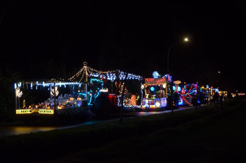 Stoet van versierde tractoren