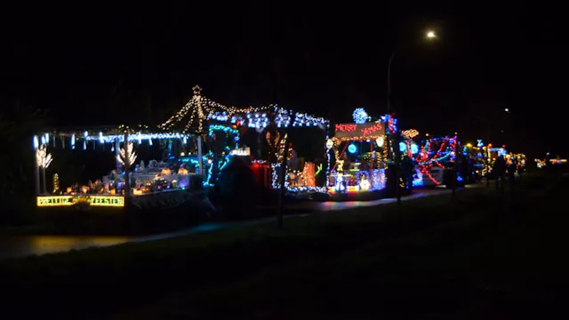 Stoet van versierde tractoren