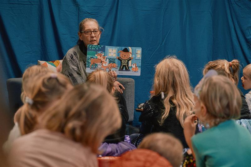 voorlezer met kinderen