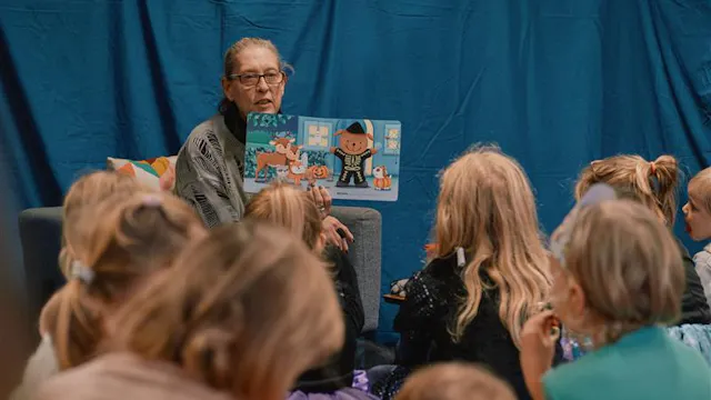 voorlezer met kinderen