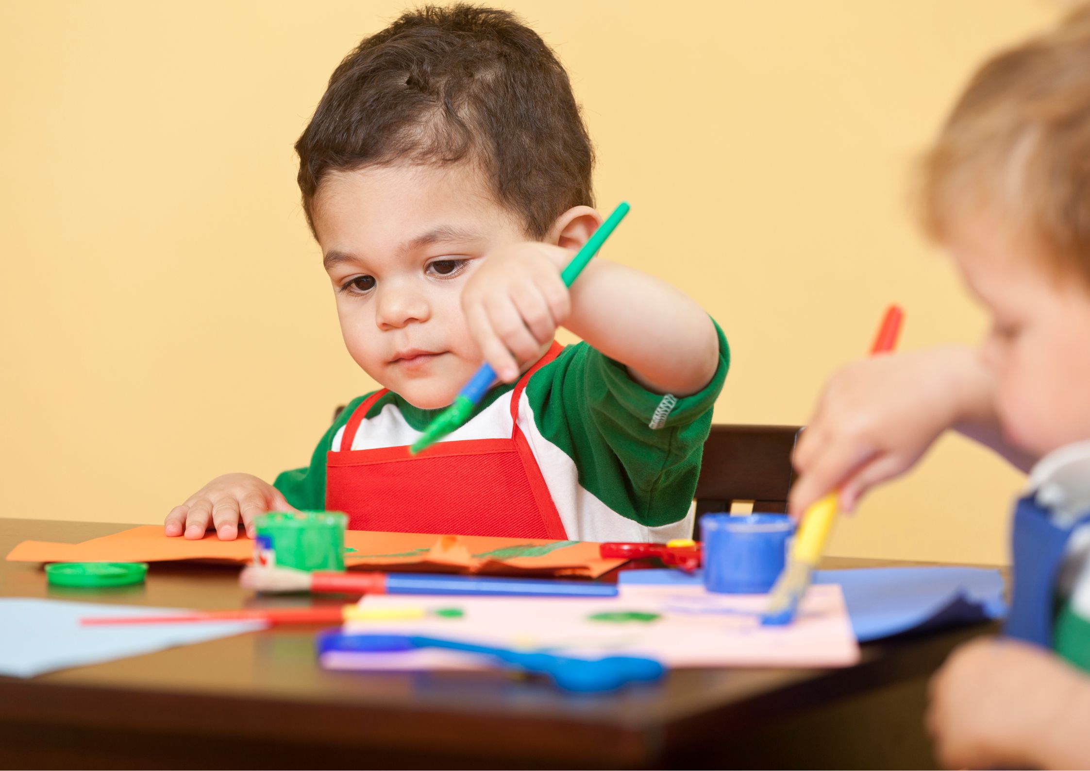 kindje dat aan het schilderen is
