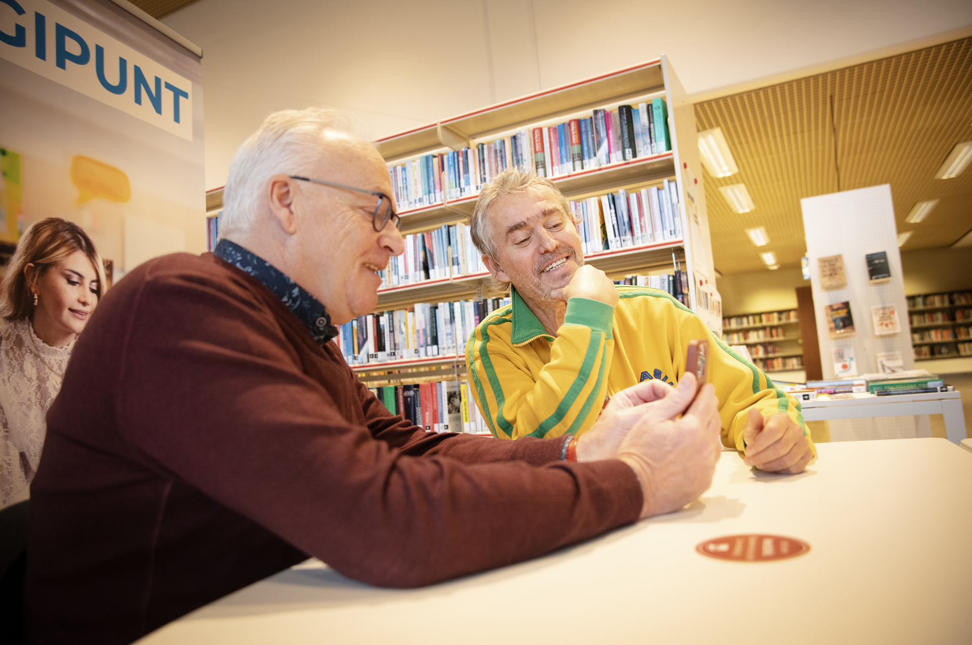 mannen op smartphone