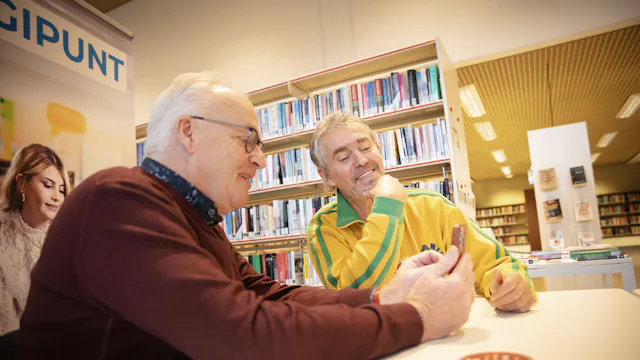 mannen op smartphone