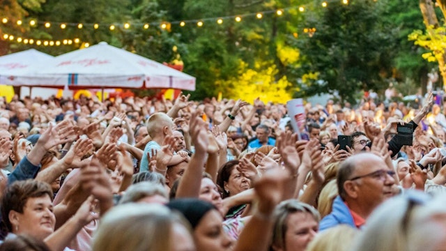 Groot nieuws! Deze zomer wordt Parkies maar liefst 30 jaar. Dat vieren we met een recordeditie van maar liefst 125 gratis toegankelijke concerten in 18 Vlaamse gemeenten.
