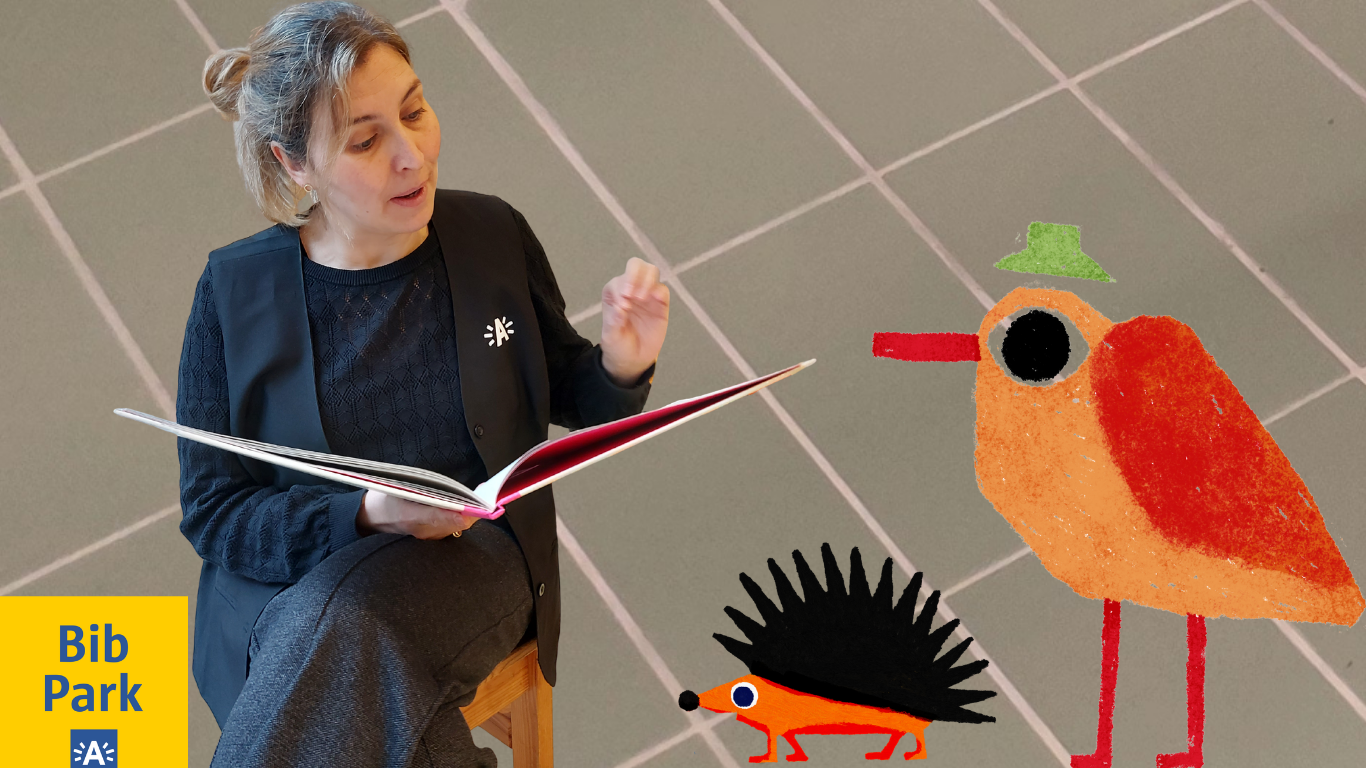 Bibliotheekmedewerker leest voor aan egel en vogel.