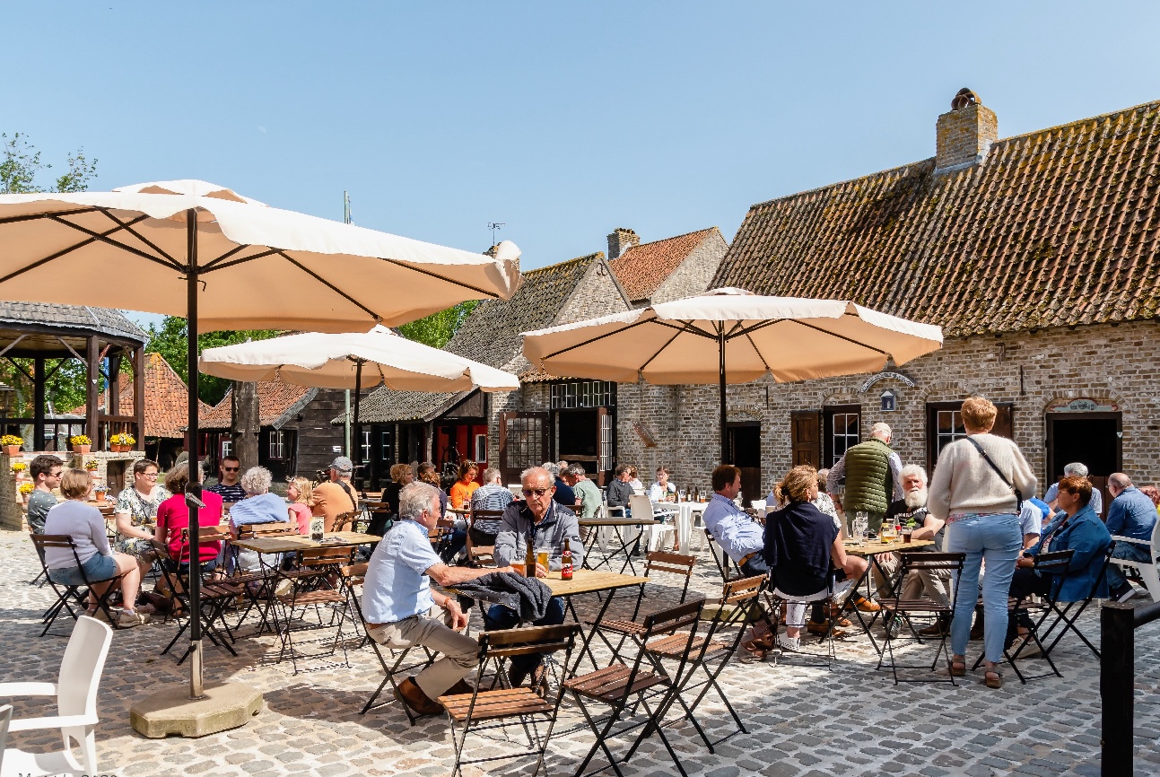 Zicht op ons gezellig terras