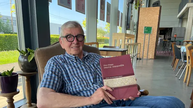 Fons Bonroy met zijn boek 'Den Dikke Diestse Diksjenèèr'
