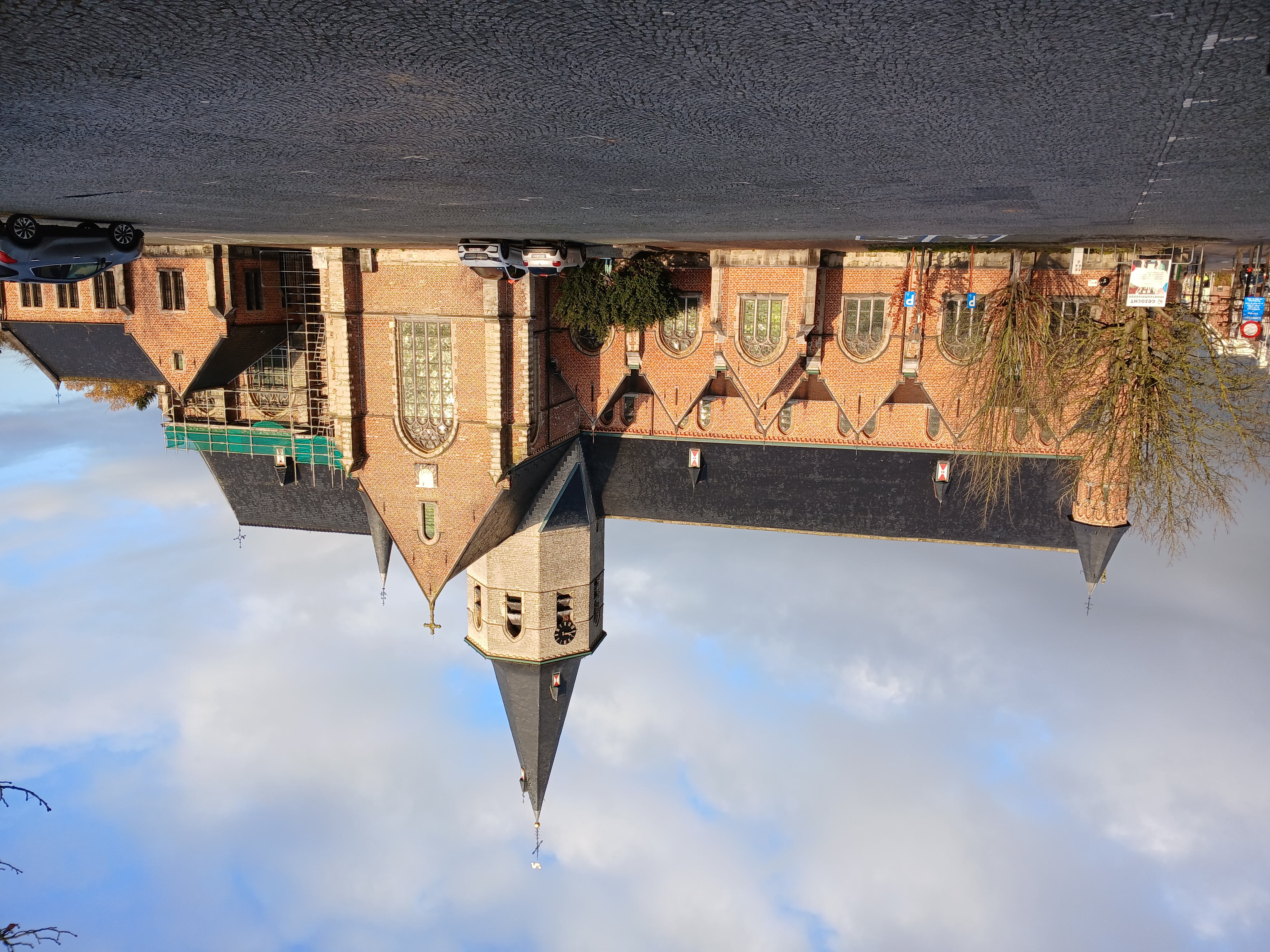 Vroeg in de ochtend straalt deze H.Kruiskerk als een juweel, in een ontwakend dorp Stekene