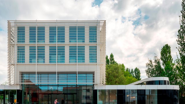 Het gemeentehuis en openbare bib - op de foto dankzij 1 jaar panoramavrijheid