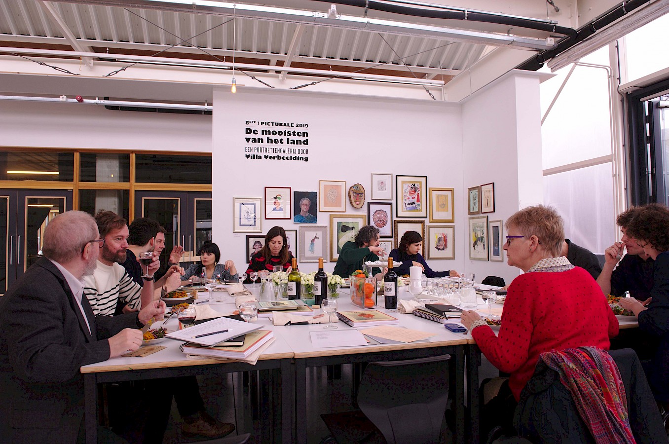 Mensen tekenen samen.