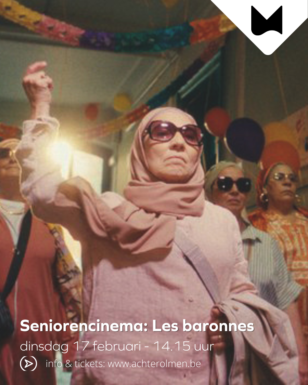 Vrouw met hoofddoek en zonnebril in een actieve houding