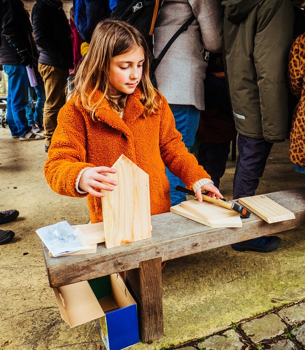 Kind timmert een nestkastje