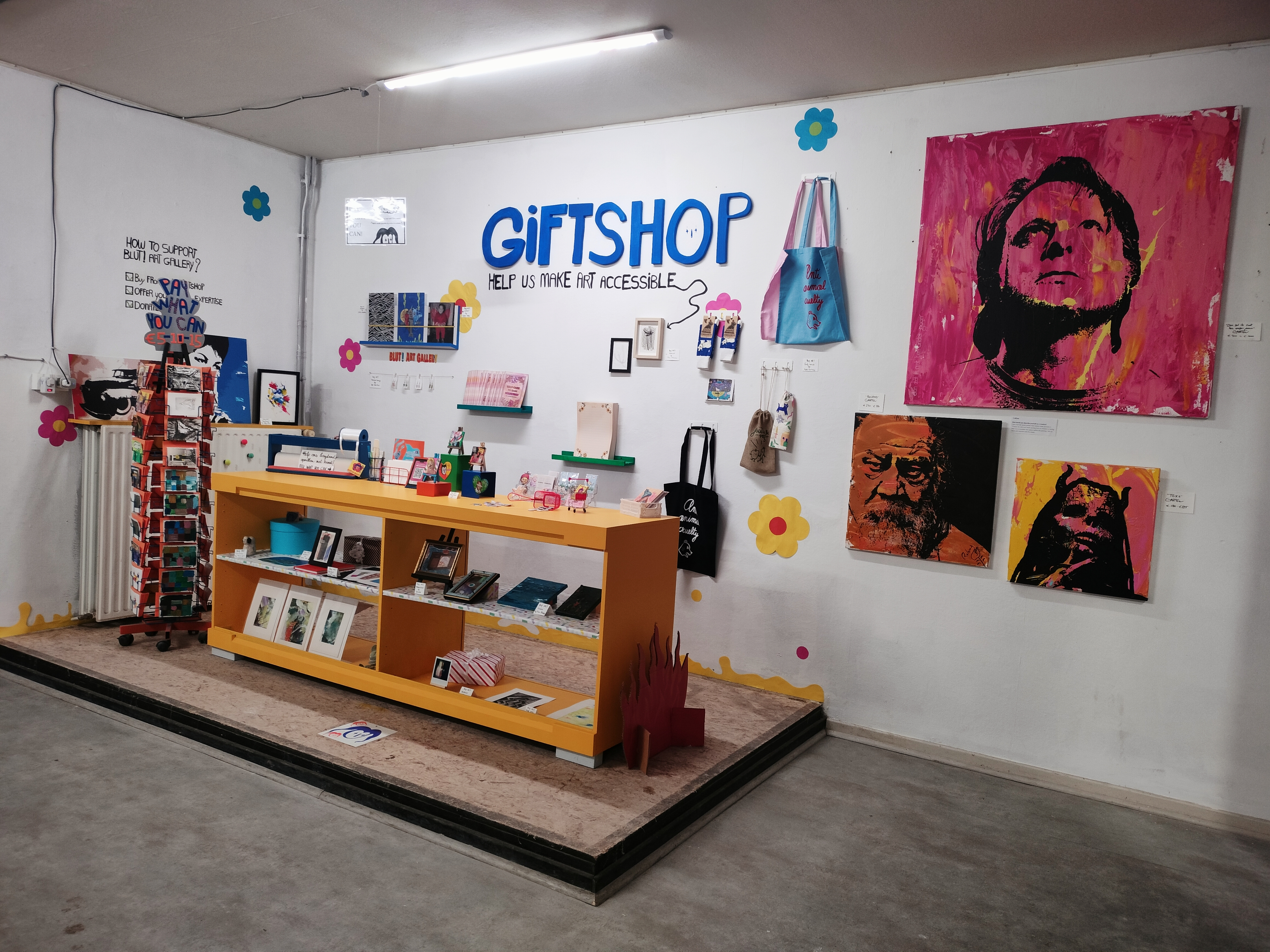 Onze ‘PAY WHAT YOU CAN’-giftshop bestaat volledig uit donaties van kunstenaars en bezoekers en helpt zo onze werking mogelijk te maken.