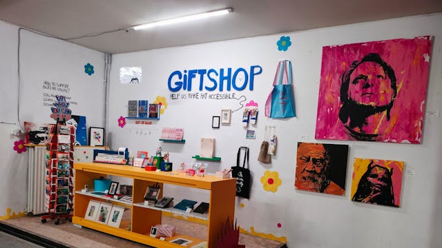 Onze ‘PAY WHAT YOU CAN’-giftshop bestaat volledig uit donaties van kunstenaars en bezoekers en helpt zo onze werking mogelijk te maken.