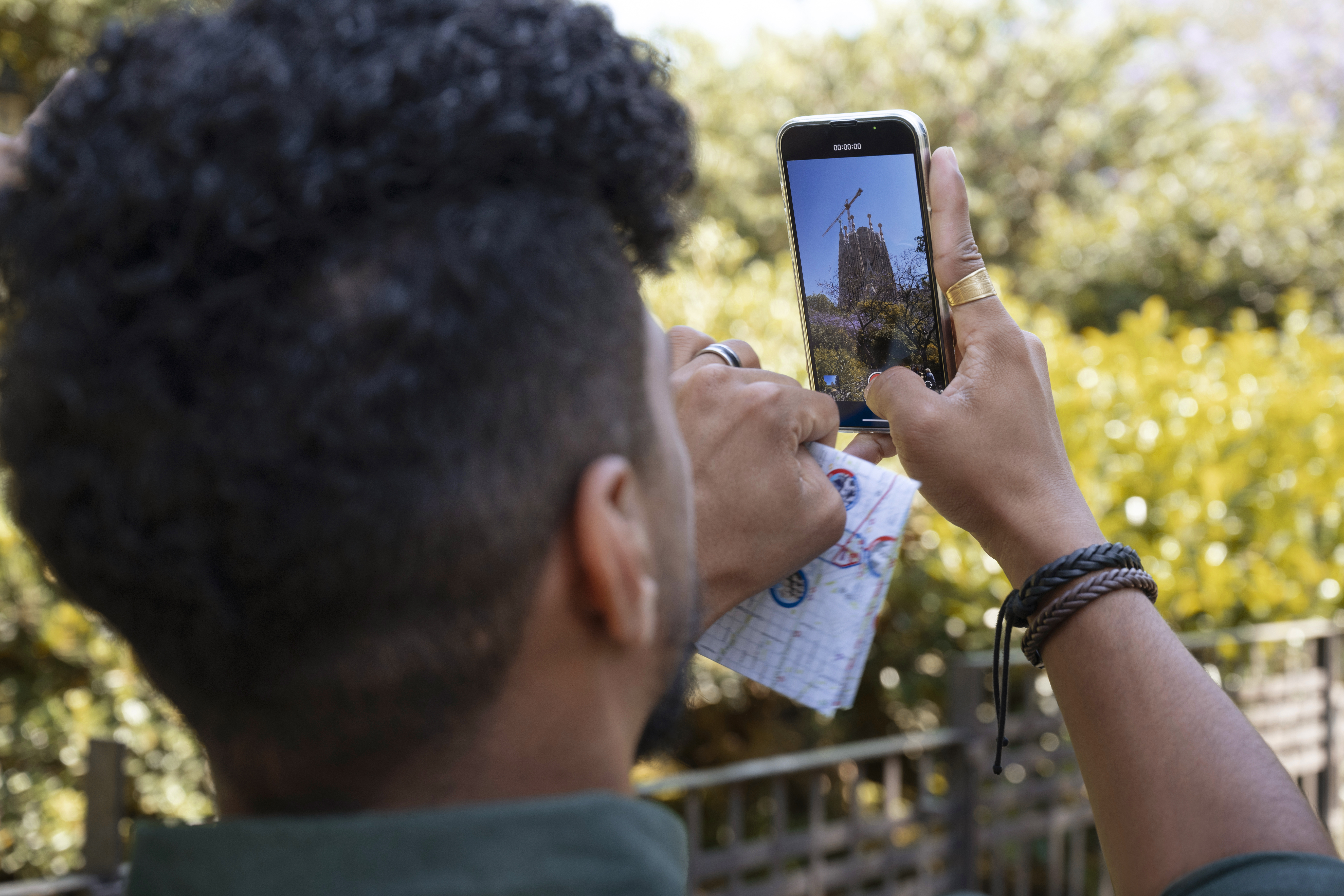 persoon die met smartphone foto aan het nemen is van de omgeving