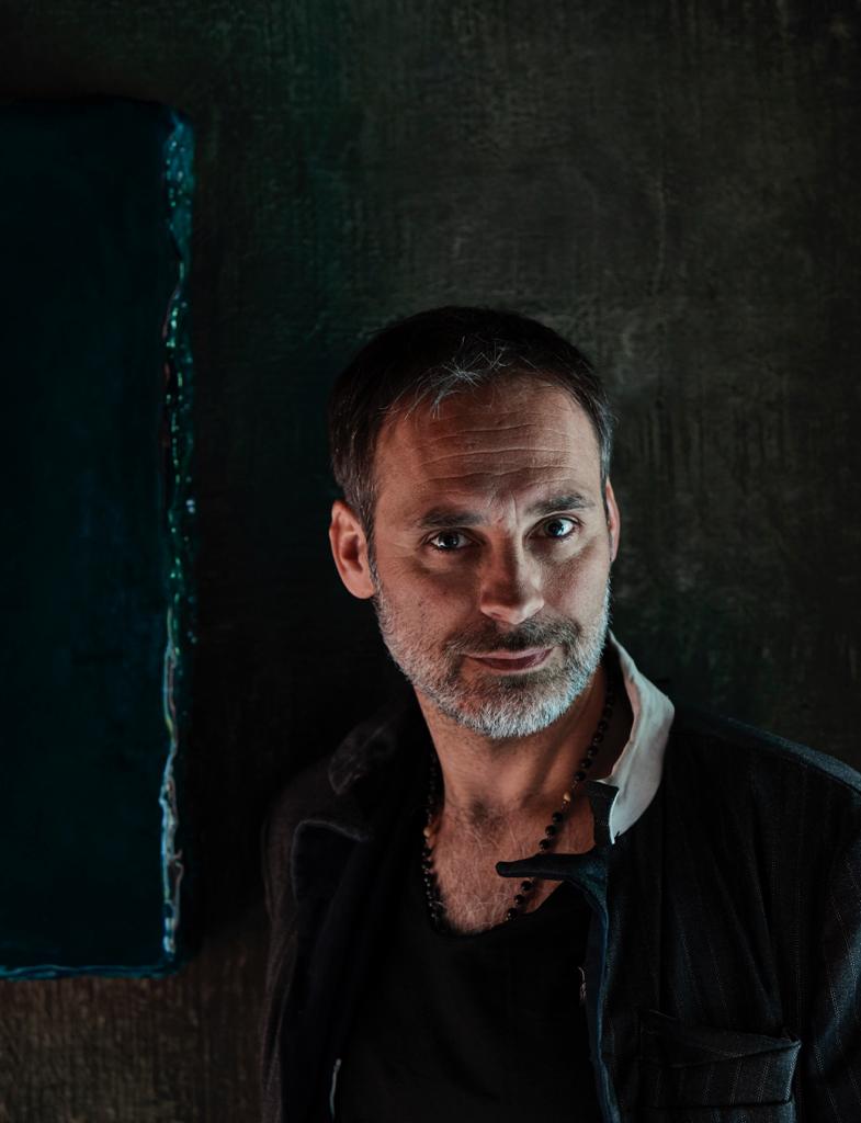 Decorateur-Florist Frederiek Van Pamel brengt de kerstsfeer naar KOERS. 