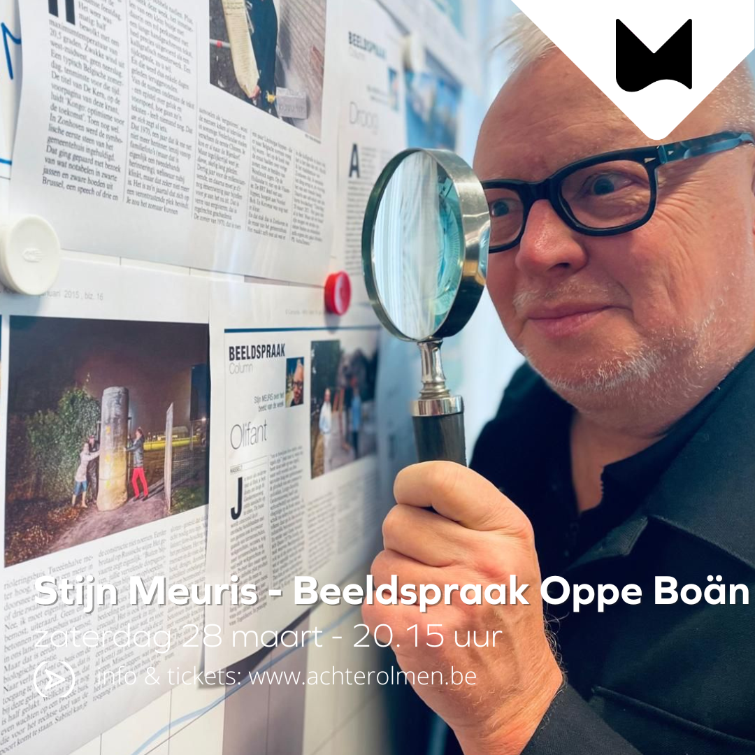 Stijn die met vergrootglas kijkt naar muur van krantenknipsels