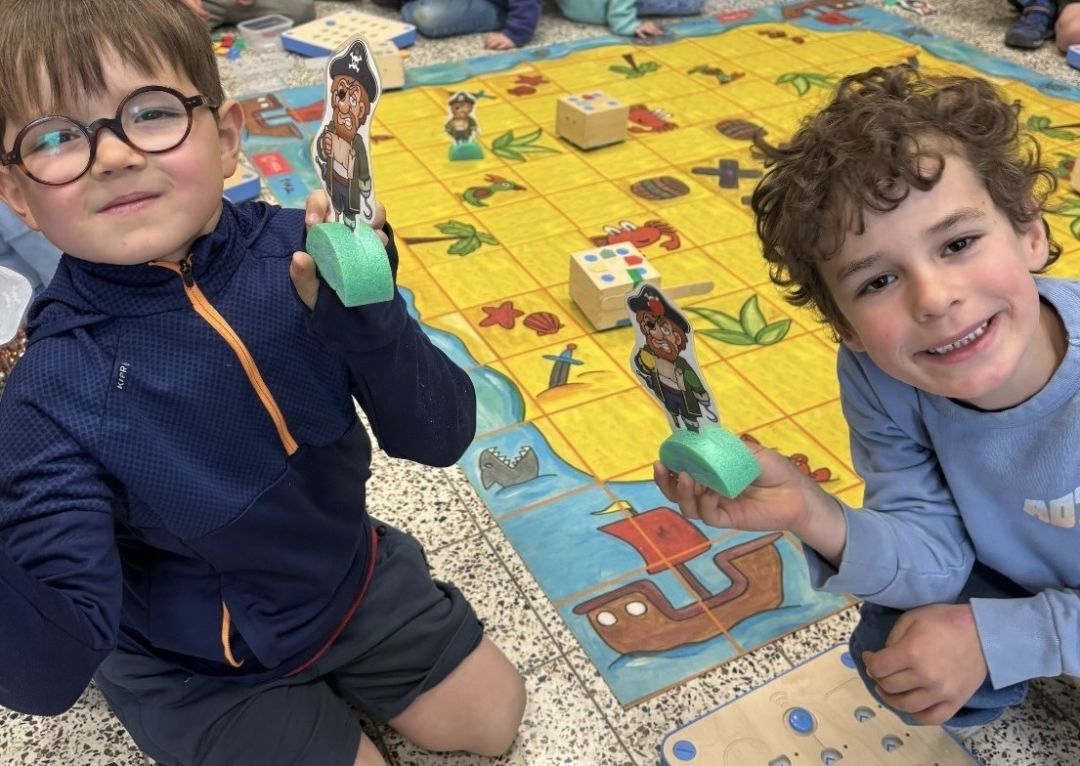 CUBETTO en het onbewoonde eiland kamp 4.jpg