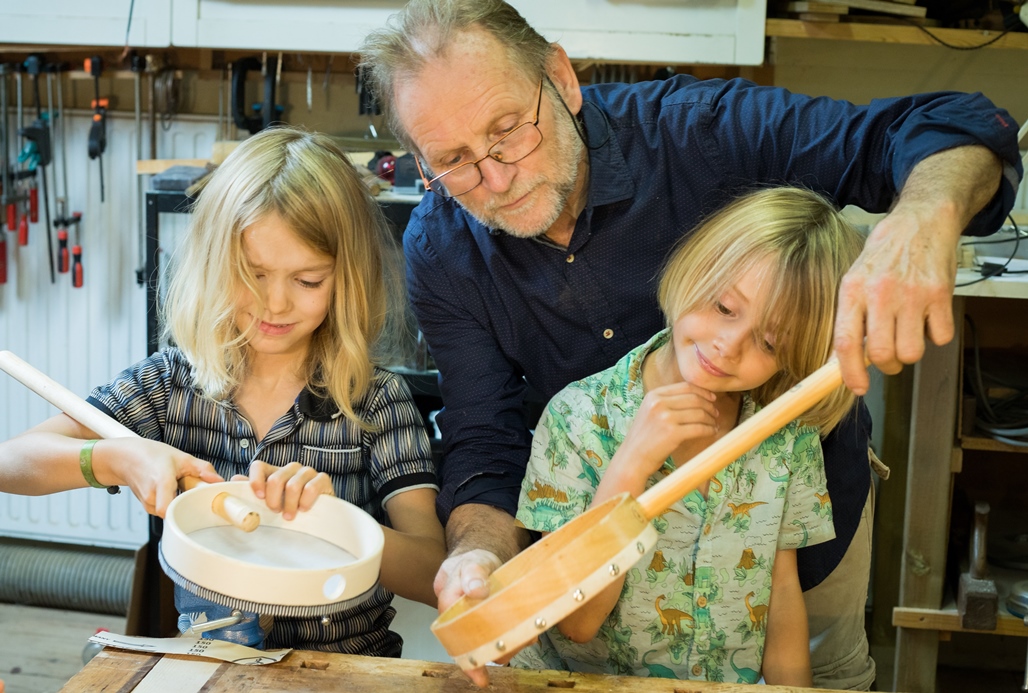 Lieven Bonnaerens tijdens een workshop "bouw je eigen instrument