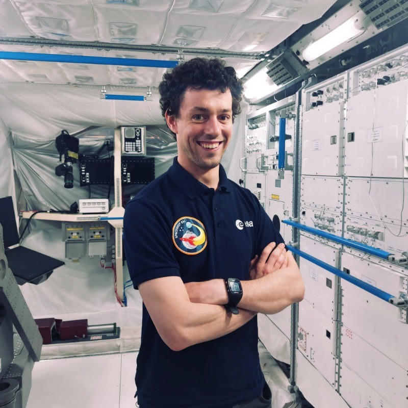 Bram Verbruggen (ULB) legt uit hoe hij erin slaagde maanbakstenen te maken van maanstof.