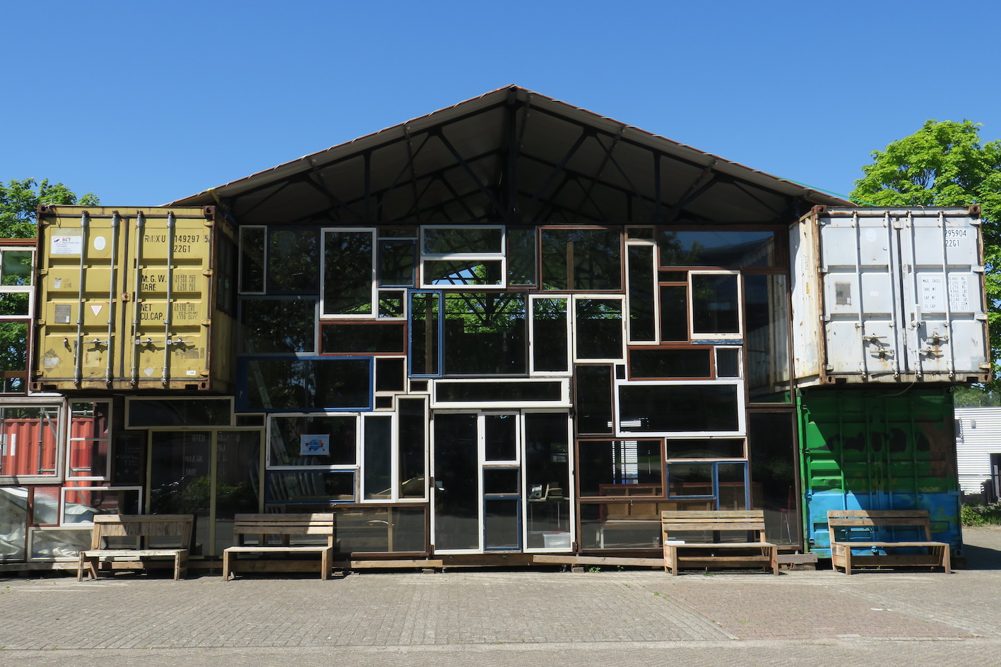 Backstage van Gitannekesfoor die in Diest staat en wordt gebruikt als experimentele eventlocatie.