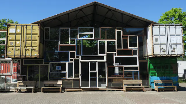 Backstage van Gitannekesfoor die in Diest staat en wordt gebruikt als experimentele eventlocatie.