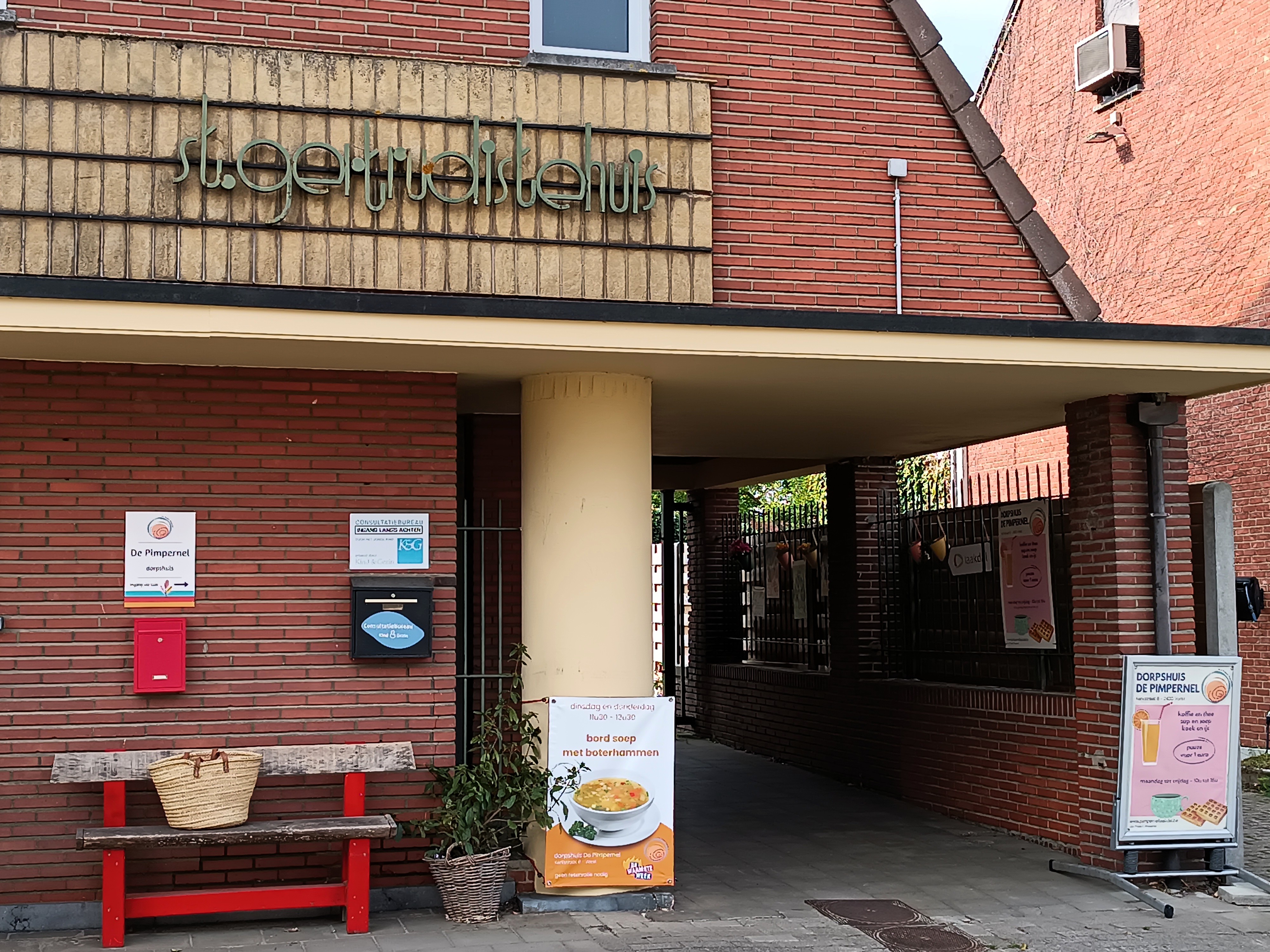 Ingang dorpshuis De Pimpernel - via de tunnel