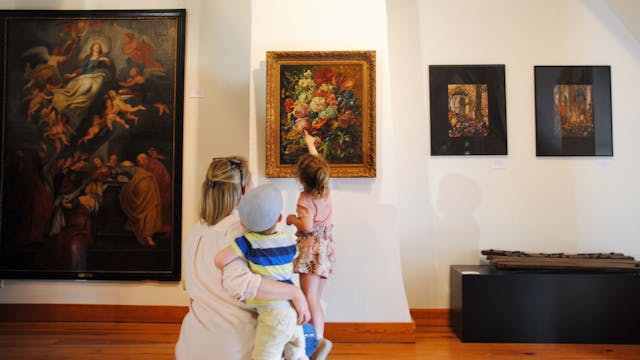 Schatten van vlieg - gezin in het museum