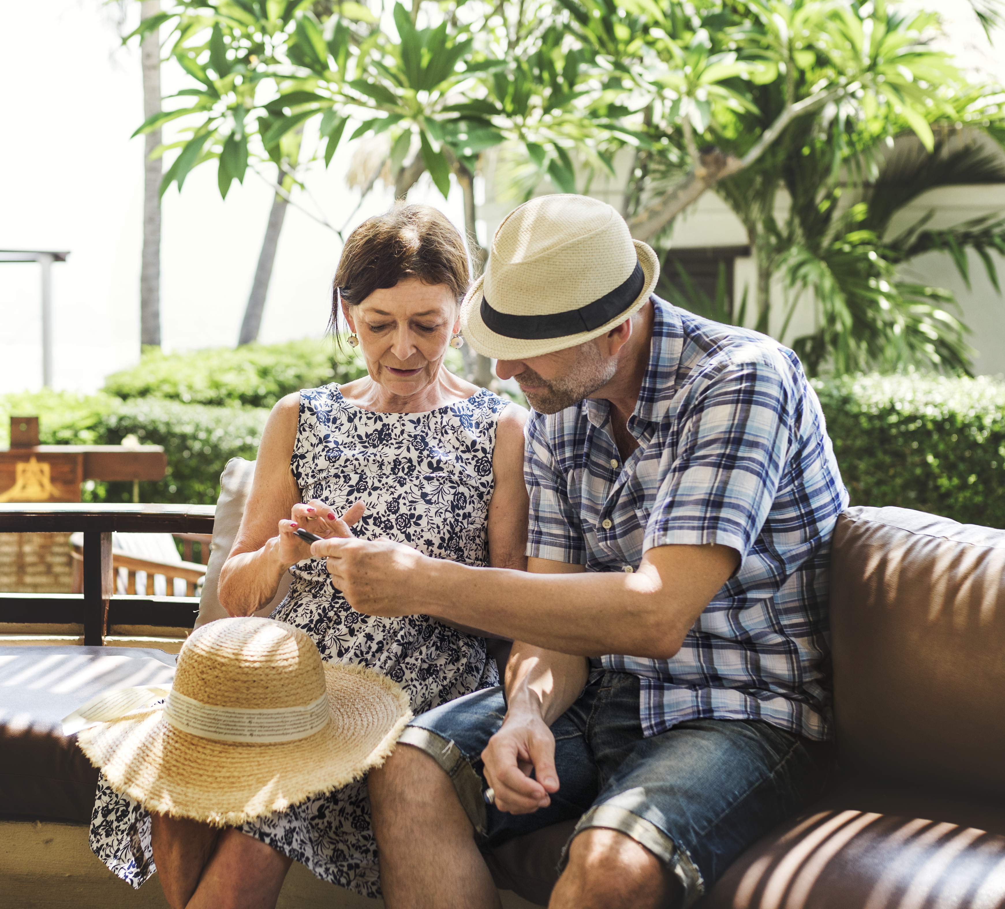 couple-waiting-hotel-lobby