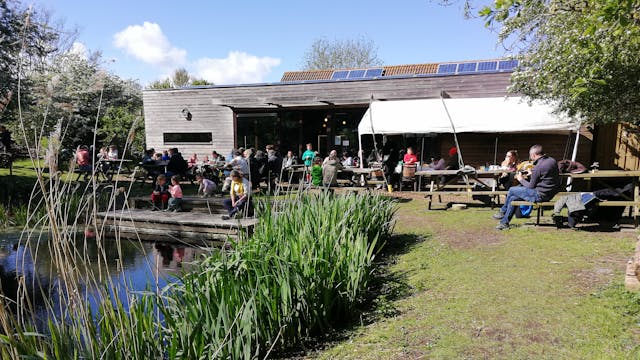 Picknickterras cafetaria bezoekerscentrum Uitkerkse Polder