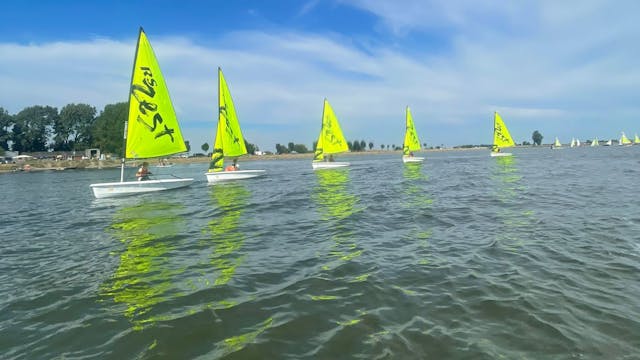 Altijd al willen zeilen maar nog nooit de stap gezet? Wij organiseren een beginnerscursus zeilen met zwaardboten.