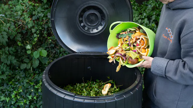 persoon die gft in compostvak doet