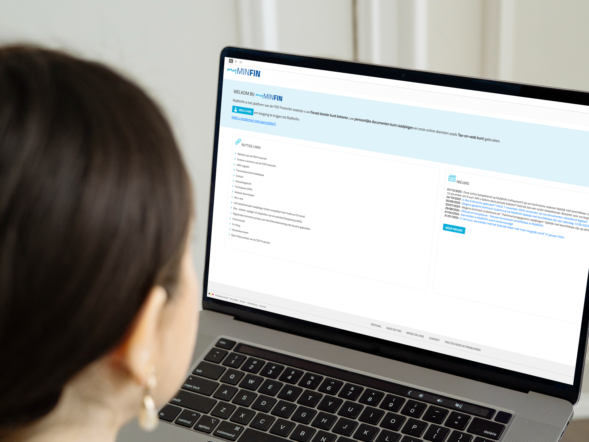 Persoon die aan een laptop zit waar het login-scherm van MyMinfin te zien is